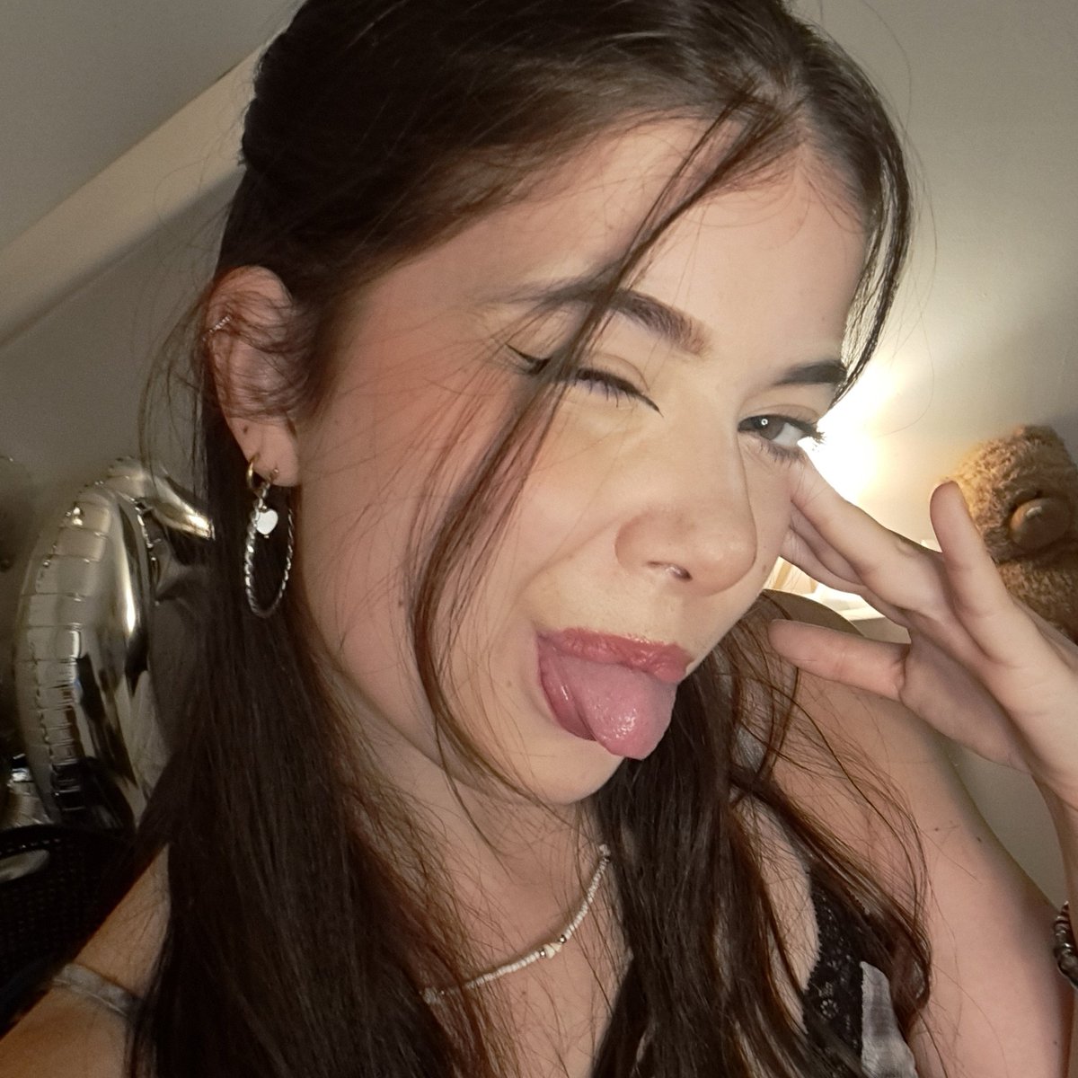 _Nevhee's tweet photo. Wait a minute C'EST LE MÊME https://t.co/CG8UdVhEkC