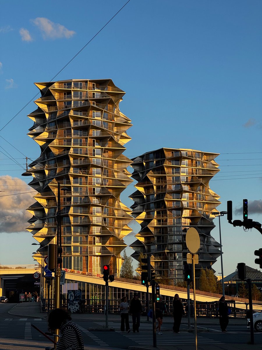 No sé absolutamente nada sobre arquitectura, pero pasé una semana en copenhague y vi edificios que me volvieron loco. 

Va un hilo con fotos.