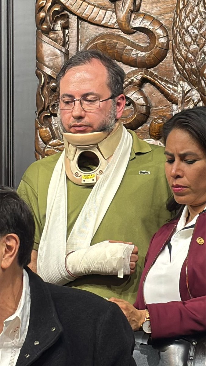 Javier_Alatorre's tweet image. El de verde se interpuso en el calor del zafarrancho del Senado para que Noroña se fuera. Le tocaron unos chingazos, pero debería estar más enojado con el que le puso  las vendas chuecas y el collarín.