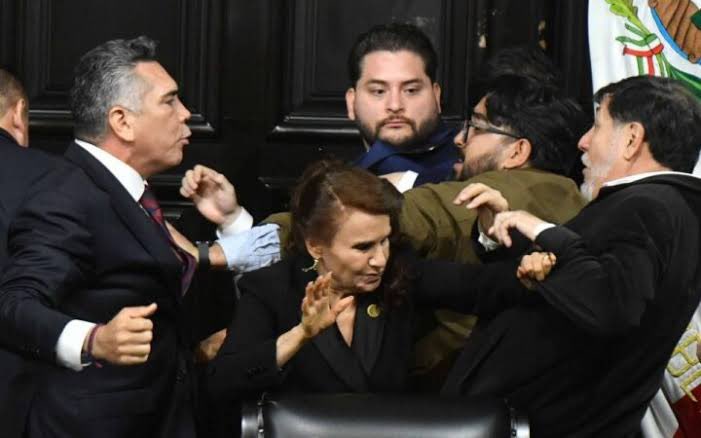 Con razón tanto apoyo. Son igual de VIOLENTOS, igual de AGRESIVOS, igual de RUINES, igual de VENDIDOS.

Esperemos que el <a href="/senadomexicano/">Senado de México</a> tome acciones disciplinarias contra <a href="/LillyTellez/">Lilly Téllez</a> y <a href="/alitomorenoc/">Alejandro Moreno</a>