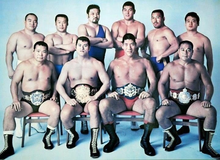 伝説の最強プロレス団体日本プロレス全盛期のスタジオ集合写真。 後列