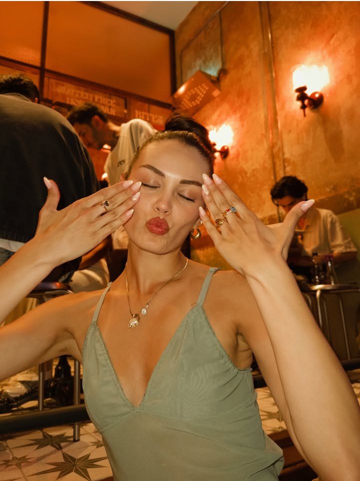 i said yes! gibi bi poz olmus gercegini bi gozden gecirin bence