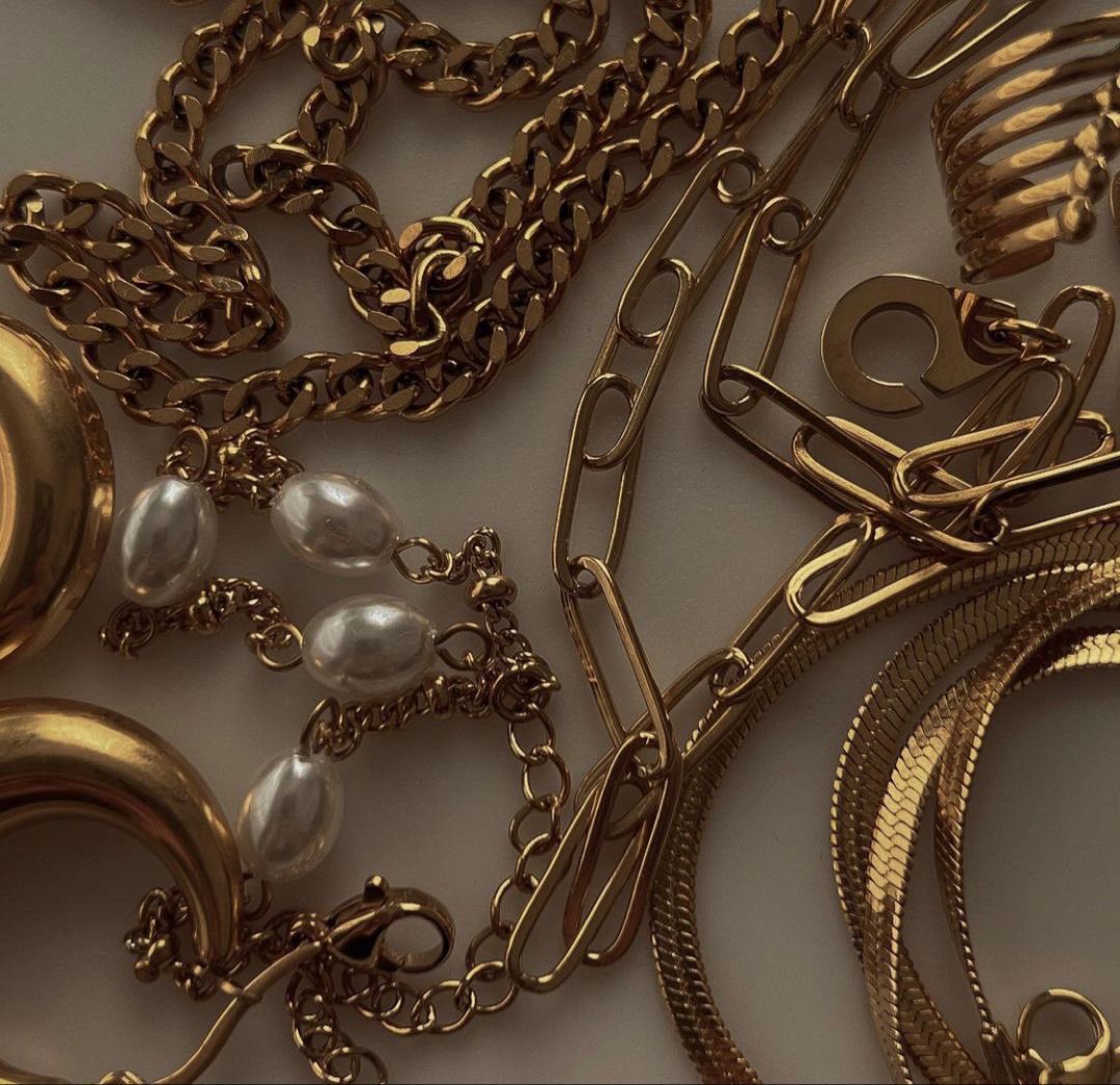 levi (@idriveufos) on Twitter photo ada’s black hair & leon’s leather jackets
leon’s golden hair & ada’s gold jewelry 
they are always with eachother, dark and light ada’s black hair & leon’s leather jackets
leon’s golden hair & ada’s gold jewelry 
they are always with eachother, dark and light