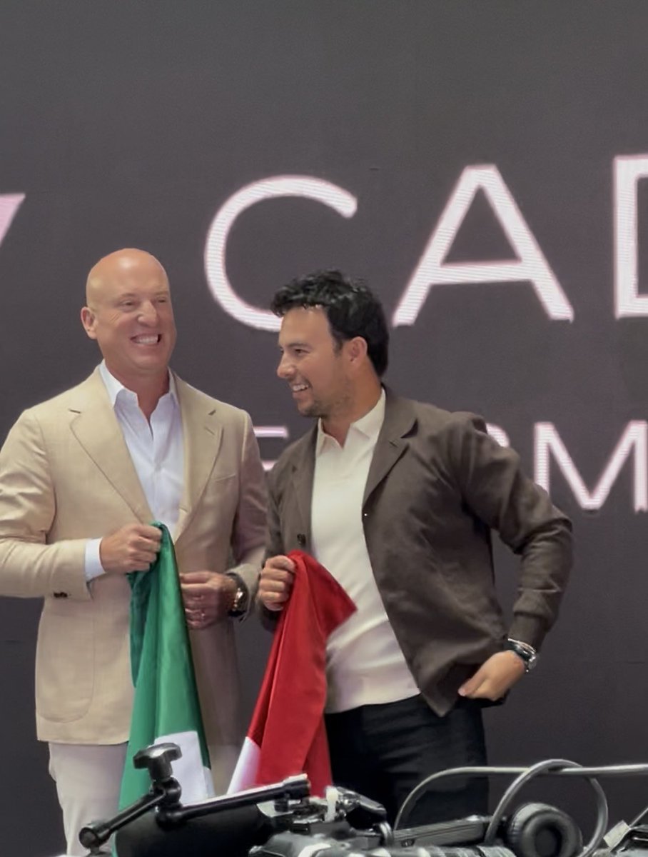 Esa es la sonrisa de un CEO que sabe que tiene a un piloto que no solo corre, también vende.
#F1 #ChecoPérez #CadillacF1Team