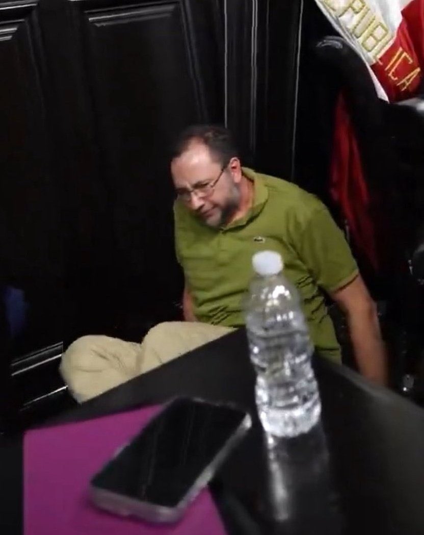 - Qué semana tan pesada. 
- Apenas es miércoles.