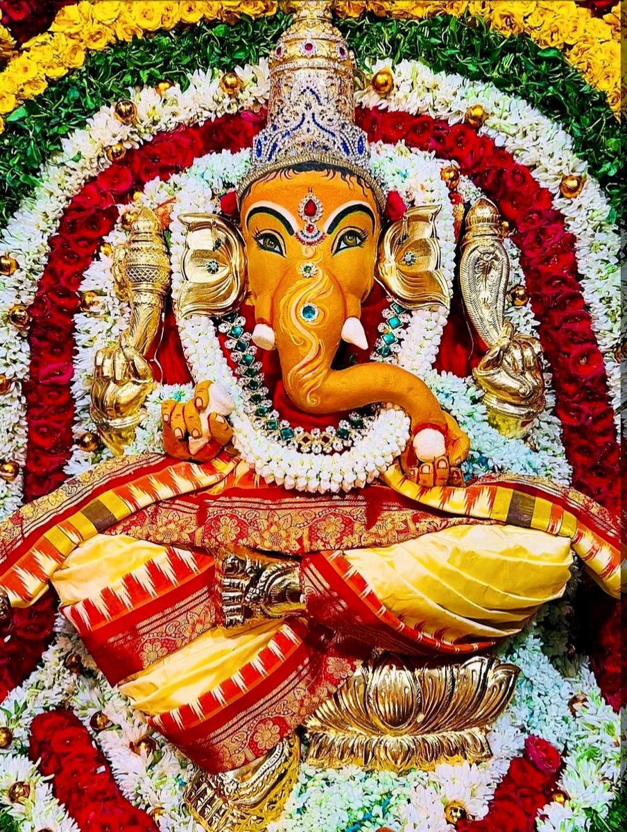 ⚜️Did you know?

🌺।।According to Vastu Shastra, keeping a Ganesha idol at home is considered very auspicious, but the form, material, and placement of the idol matter a lot।।🌺

Which Type of Ganesha Idol is Good for Home?

A Thread 🧵