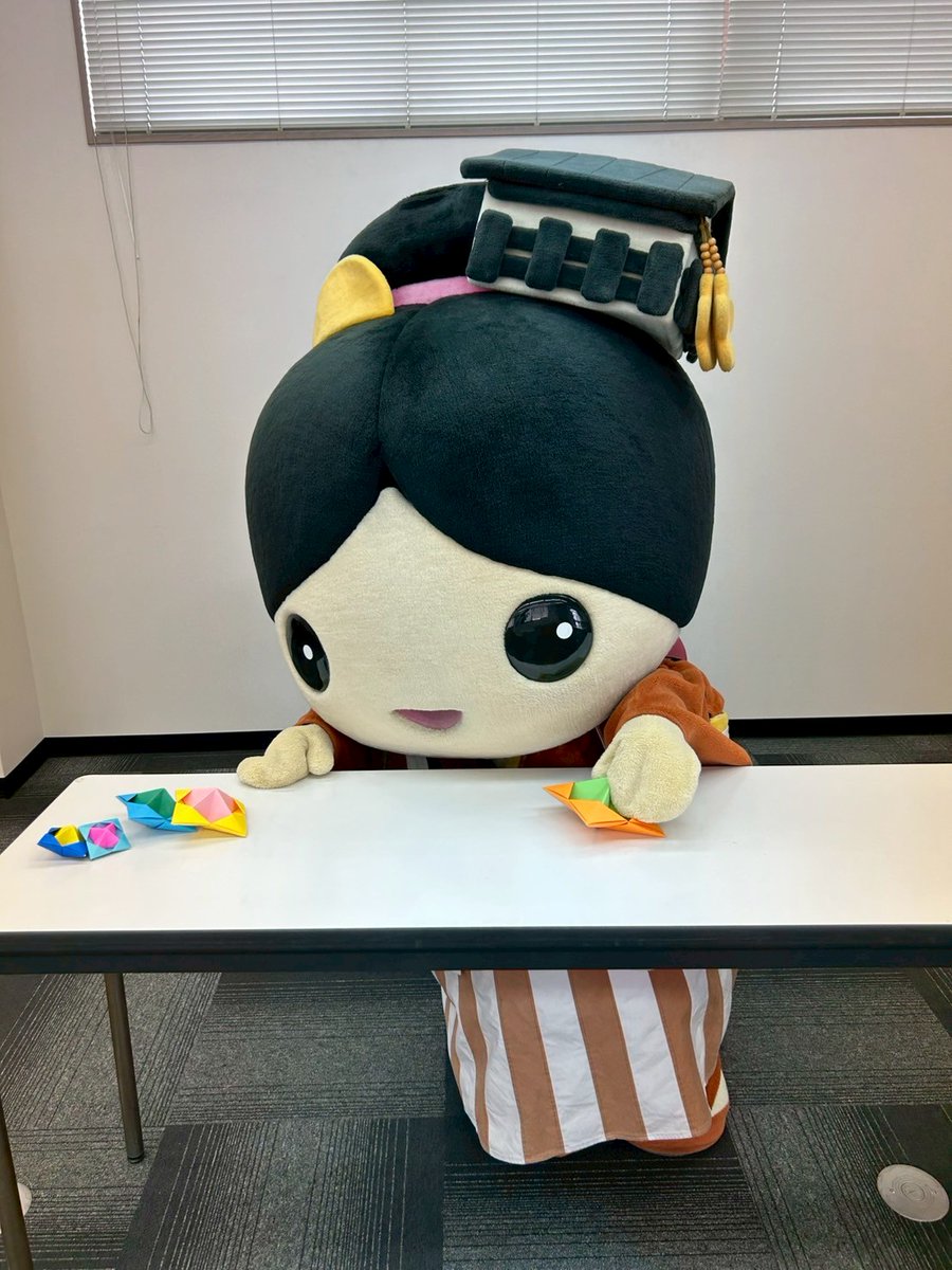 naramachiko0208's tweet image. クルクルまわして遊べちゃうおもちゃを作ったんだよ🌀
うまく回せるかなぁ😆

#ならまちこ #マスオグループ #ゆるキャラ