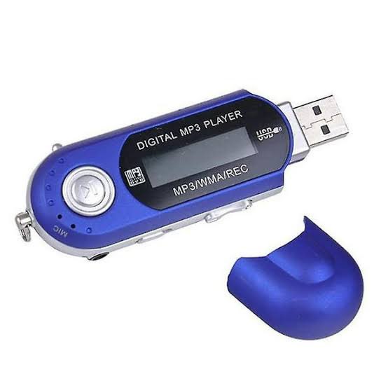 pambanx's tweet photo. Una memoria usb que también era reproductor de música, el punto más alto de la tecnología y donde se debió quedar https://t.co/o7jQ1WfuLC
