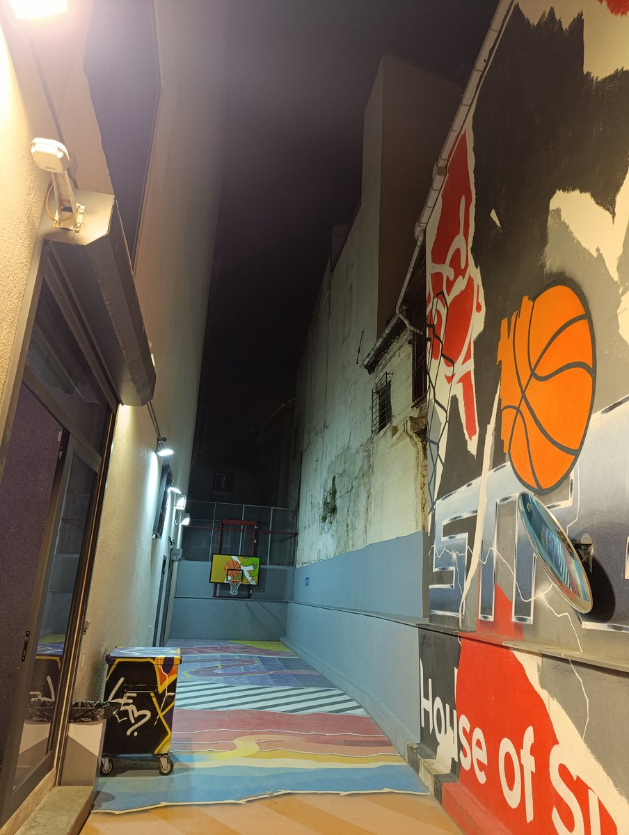 Bari gece gece biraz basketbol oynayayım uykunun geleceği yok.