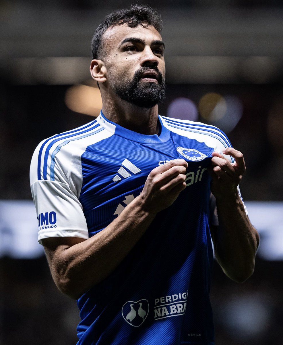 Caio Fábio (@caiofabio28) on Twitter photo Exibição individual de Fabrício Bruno diante do Atlético foi uma das melhores que vi no futebol brasileiro em 2025. Além de duas G/A, zagueiro se impôs nos duelos, protegeu a área de todas as formas possíveis e saiu para jogar com autoridade. Xerife!
📷 : <a href="/Cruzeiro/">Cruzeiro 🦊</a> Exibição individual de Fabrício Bruno diante do Atlético foi uma das melhores que vi no futebol brasileiro em 2025. Além de duas G/A, zagueiro se impôs nos duelos, protegeu a área de todas as formas possíveis e saiu para jogar com autoridade. Xerife!
📷 : <a href="/Cruzeiro/">Cruzeiro 🦊</a>