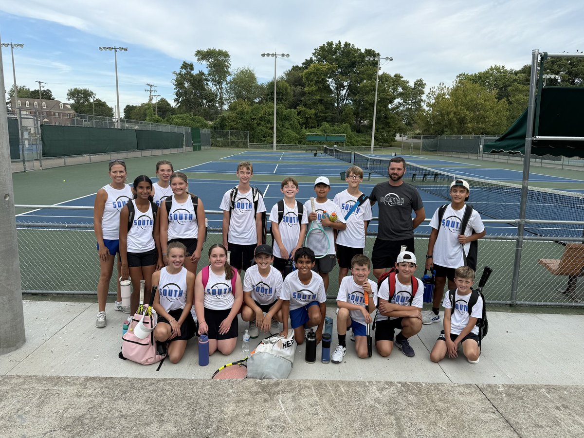 swhstennis's tweet image. Middle School on the road tonight traveling to Hendersonville, TN to take on Merrol Hyde. Go South!