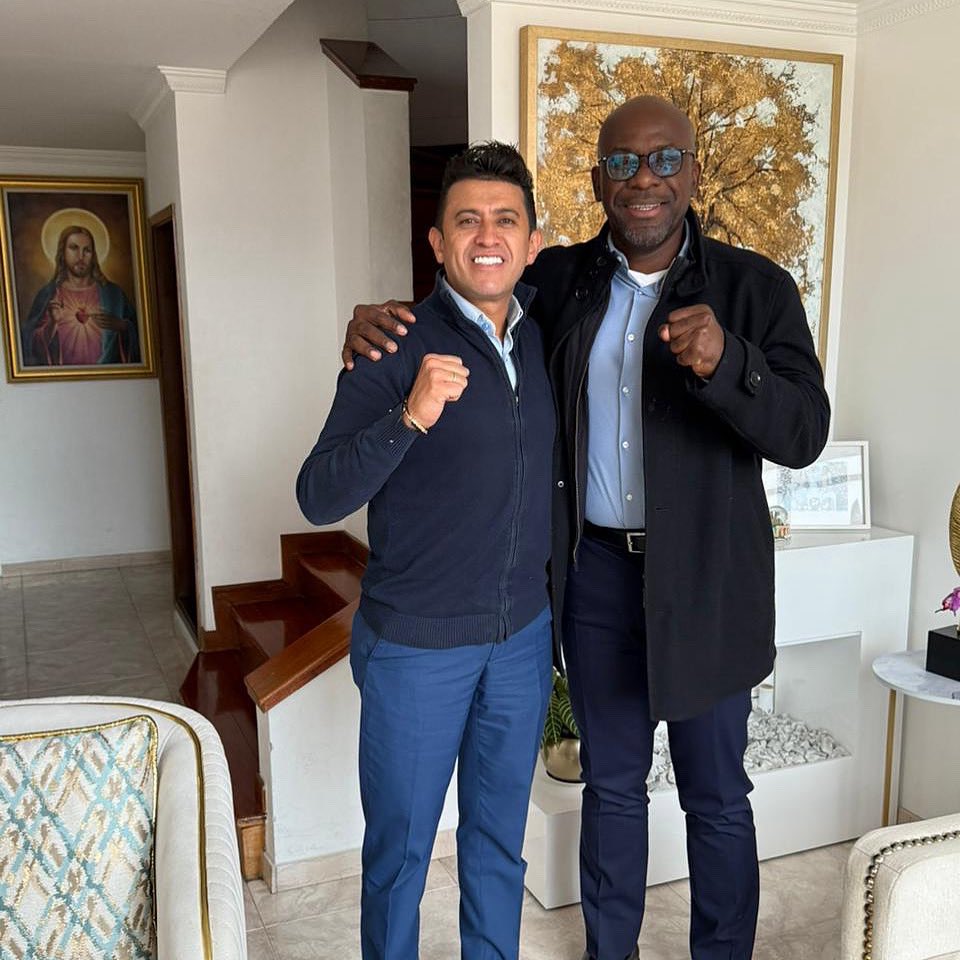 Sostuvimos una productiva charla con nuestro concejal de Bogotá, <a href="/ConcejalFuchi/">Julian Forero</a> , sobre los retos de la ciudad, el futuro del país y las próximas elecciones. Espacios como este nos permiten reflexionar y construir juntos propuestas para el bienestar de nuestra gente.