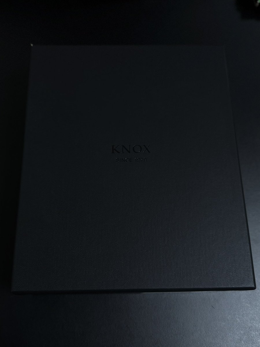 Kyly38rikoF's tweet photo. ノックス オーセン 
バイブル 限定20mm径
フラップ留め ブラック

念願のオーセンお迎えしました…！！
大事に大事に愛でていきます😌
何入れようかな〜〜😚😚

#KNOX #AUTHEN #手帳 https://t.co/sbwZtF7CpH