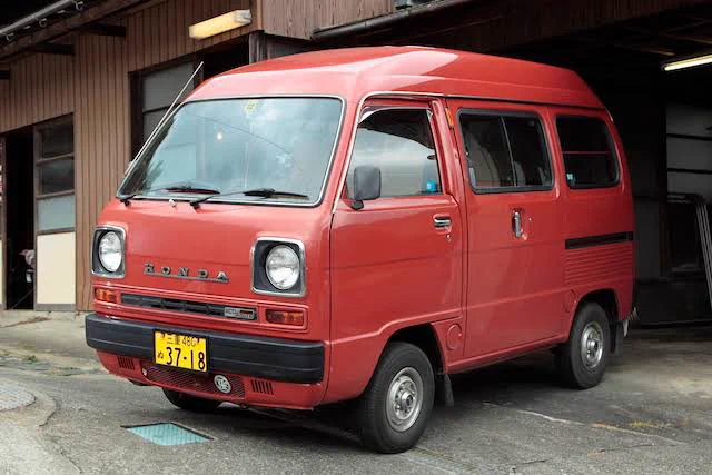 クルマ好きアルアルの自爆ですね。 回想 シティターボ見に行った時なので1980年代ですが 冷やかしでアクティの見積もりした際に、外に下取り車のS54Aがありまして、「このS54Aをくれるならアクティ買いますよ」と言ったら… 即答でOKとなり、いきなり2台増えた事がありました