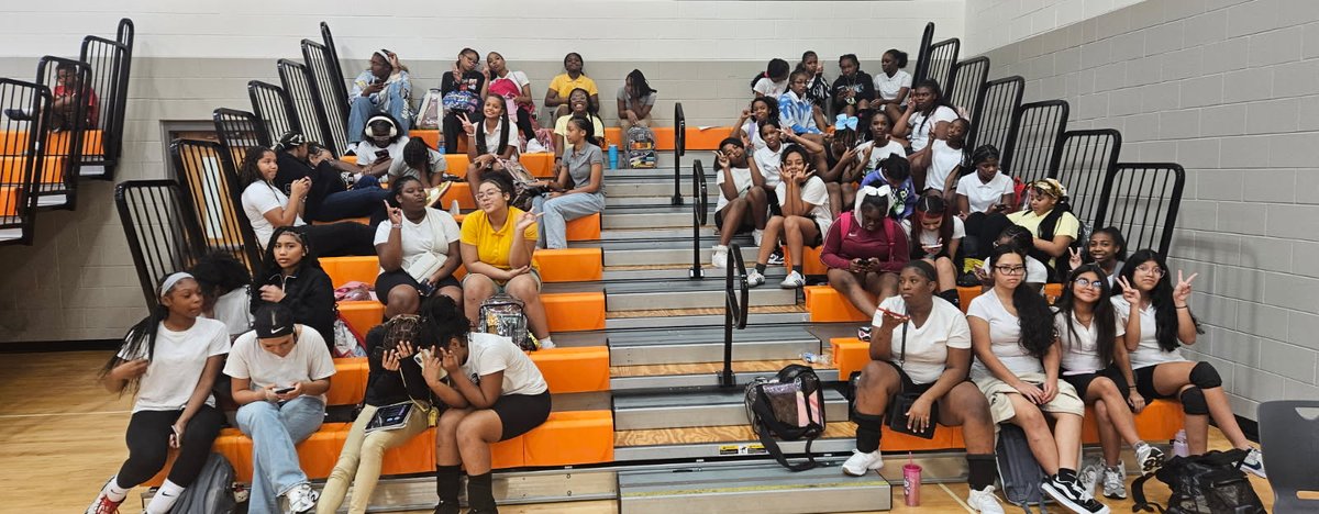 ✨ Big thanks to our families! 
We had 2 successful parent meetings tonight at LMS with Girls Volleyball and Boys Football 🏐🏈. Both programs are fired up and ready for an exciting season ahead! 💪🏽🔥
#TeamLMS #TigerPride #Volleyball #Football