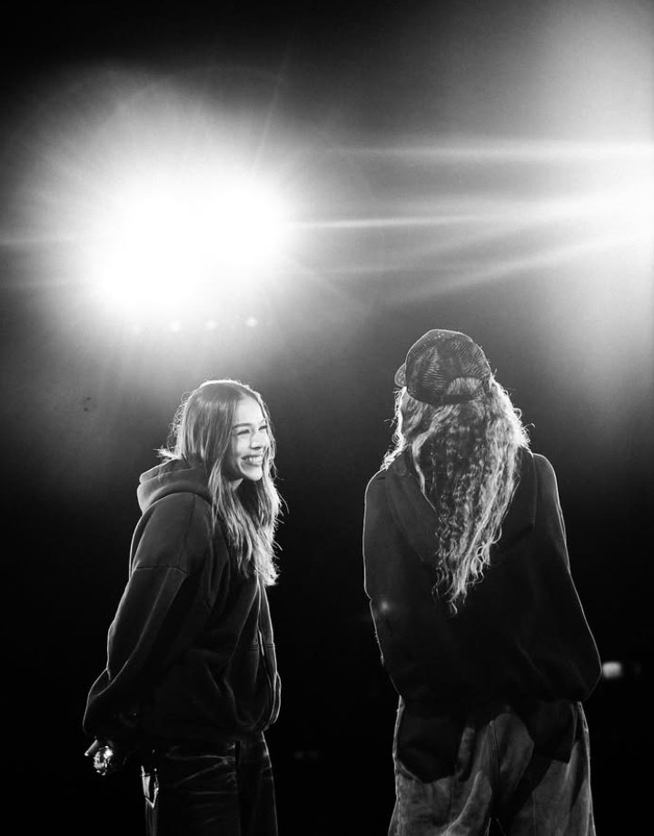 Danna y Shakira en los ensayos #LMYNLWorldTour con el respeto y admiración con que la mira 🥺