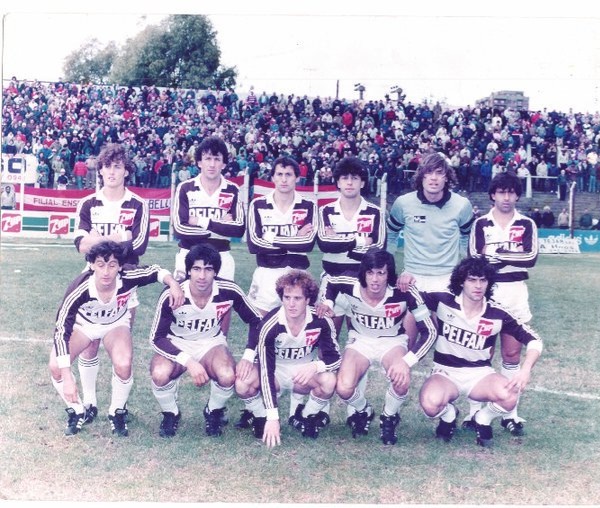 Novarini, Larramendi, Avalos, Callipo, Vivalda, Rivero, Gerardo Manuel González, Gambier, Vieta, Rifourcat y Daniel Alfredo Rodríguez posan para la cámara la tarde del 3 de agosto del 86 en Vicente López en un Platense vs Estudiantes de La Plata.