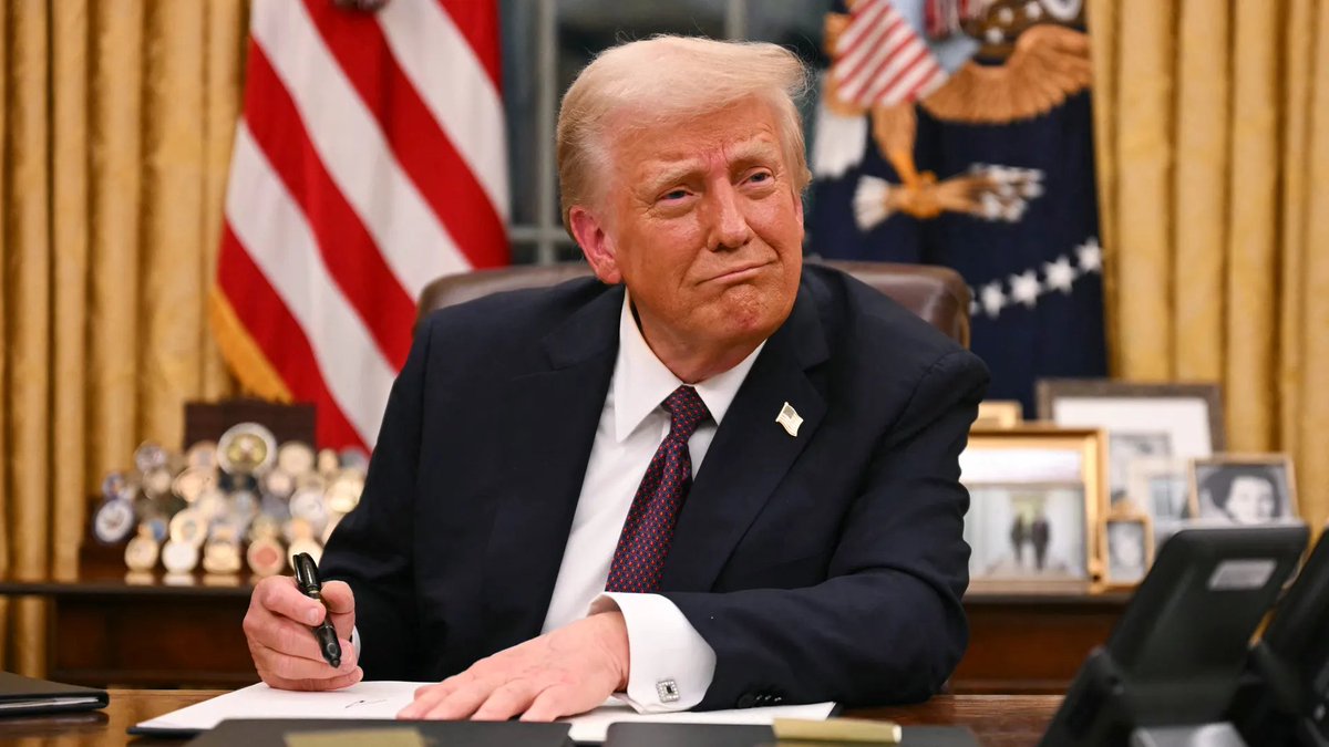 MarioNawfal's tweet image. 🚨🇺🇸 TRUMP SIGNING MYSTERY EXECUTIVE ORDERS THURSDAY AFTERNOON

President schedules 3:30 PM Oval Office signing ceremony for unannounced executive orders. 

Closed press means we'll find out what they are when he wants us to.

Press Secretary Karoline Leavitt briefs at 1 PM.…