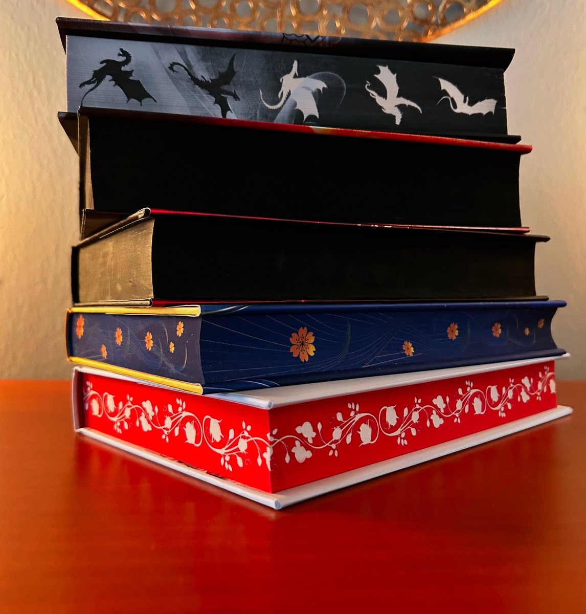 I can't get enough of the stenciled/sprayed edges and soooooo my book collection is starting to look like this 👀👀👀

#bookstack #saturdaystack #sprayededges #bookishlove