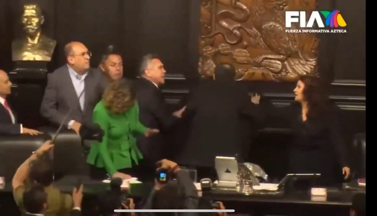 El Jefa𝕏o (@eijefediego) on Twitter photo <a href="/LaishaWilkins/">👑Lai Reina de Dinamarca</a> Facilito… en 4 imágenes.
Noroña intenta agarrar a Alito, pero es tan pendejo que lo hace mal y Alito con su propio impulso lo revienta contra la pared. <a href="/LaishaWilkins/">👑Lai Reina de Dinamarca</a> Facilito… en 4 imágenes.
Noroña intenta agarrar a Alito, pero es tan pendejo que lo hace mal y Alito con su propio impulso lo revienta contra la pared.