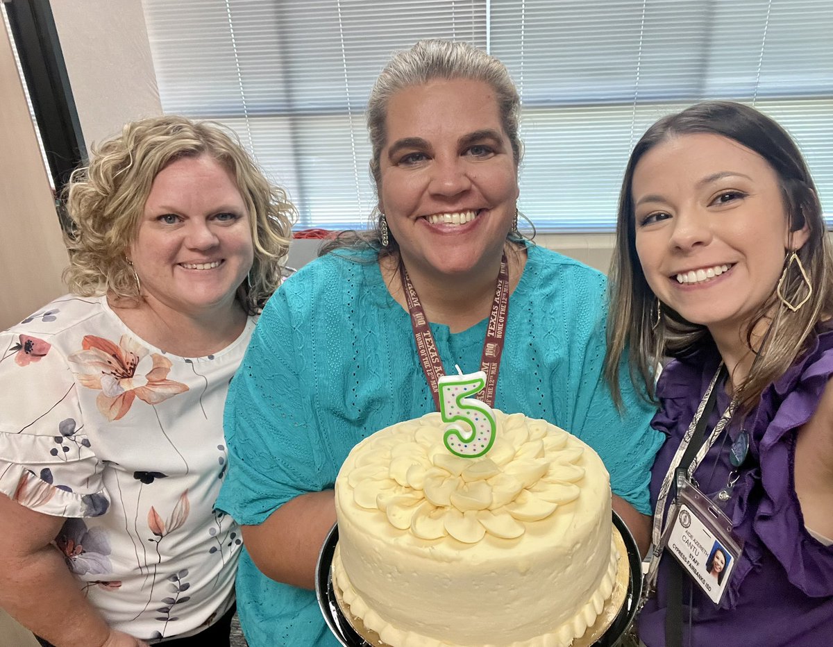 Educator_Edge's tweet photo. Celebrating 🥳 our 5 Distinctions with CAKE! We are super proud of our @AragonWildcats Staff and Students! Also, I love this team! @msalanis_us https://t.co/flRGoX0x6n