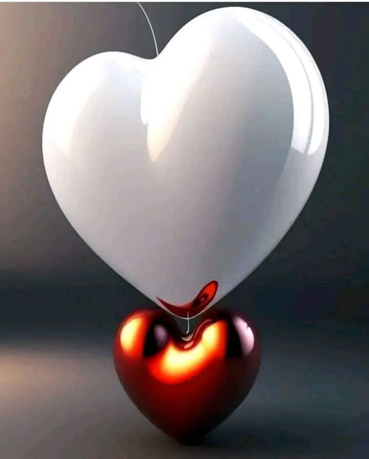 هناك قلوب صافية :
تشبه المطر حين يغسل وجه الأرض ،
بريئة كضحكة طفل،
بسيطة كدعاءٍ في جوف الليل،

قلوب لا تعرف المكر،
لا تحمل سوى النور،
تمشي في الحياة خفيفة كما يمر النسيم على غصن يانع،
قلوب نظيفة ،
تلمسها ترى  انعكاسك الأجمل ،
تقترب منها فتشعر أن الطمأنينة ليست مكانا 
بل أشخاصًا