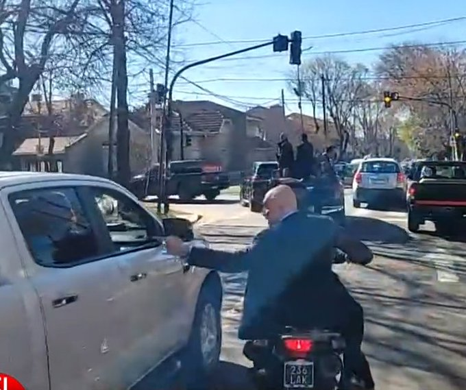 <a href="/El_Prensero/">El Prensero</a> Lo agarron justo cuando le preguntaba a un automovilista si lo llevaba por dos chupadas.