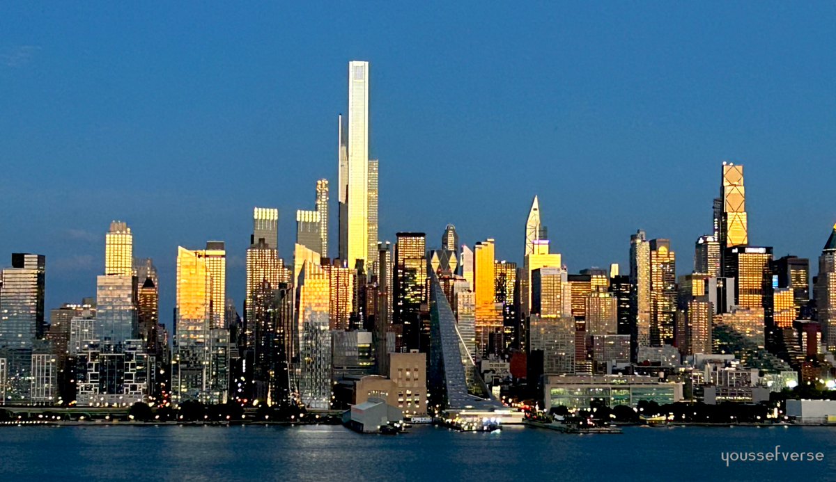 youssefverse's tweet photo. "City on the Edge of Twilight" (2025) by @youssefverse 

📸 🌇 🌆 🏙 ✨🌛

#manhattanskyline
#manhattan
#twilight
#magichour
#boulevardeast
#photography
#nofilter
#youssefverse https://t.co/xypTkk10qB