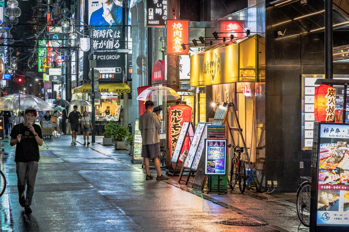 kaede1877_'s tweet photo. Umbrellas and lanterns painting the rainy night.
傘と提灯が描く、雨の物語。

#Osaka #Japan #NightPhotography #StreetPhotography #NeonLights #RainyNight #Cityscape #UrbanVibes #StreetShot #JapanTravel 
#大阪 #夜景 #ストリートフォト #雨の街 #夜スナップ #街歩き #大阪夜景 #日本旅行 https://t.co/LUik5FJ0mB