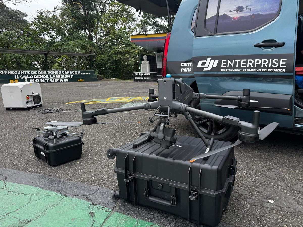 Entregué un drone de última tecnología al Batallón de Infantería BIMOT 35 "Libertadores" para fortalecer la seguridad en Santo Domingo. Nuestro compromiso es garantizar el bienestar de mis ciudadanos. ¡Pronto sumaremos más drones para ampliar nuestra vigilancia y respuesta! 🚨👷🏻‍♂️