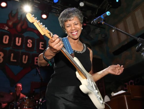 📻 Her voice carried the ache and strength of lived experience, and her songs still speak to anyone who’s ever loved, lost, or longed for something better. #BarbaraLynn played piano before switching to left-handed guitar. #Rhythm and #blues🎹       1096 open.spotify.com/track/4KTO32R0…