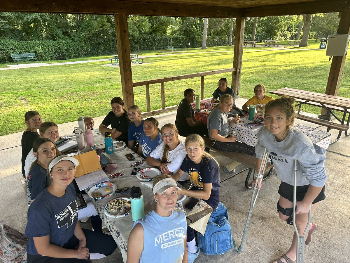 First team dinner of the season ✅

HUGE shoutout to the parents for putting this together! Thanks for getting our girls fueled and fed for this weekend! 

#Team2 #BAMO