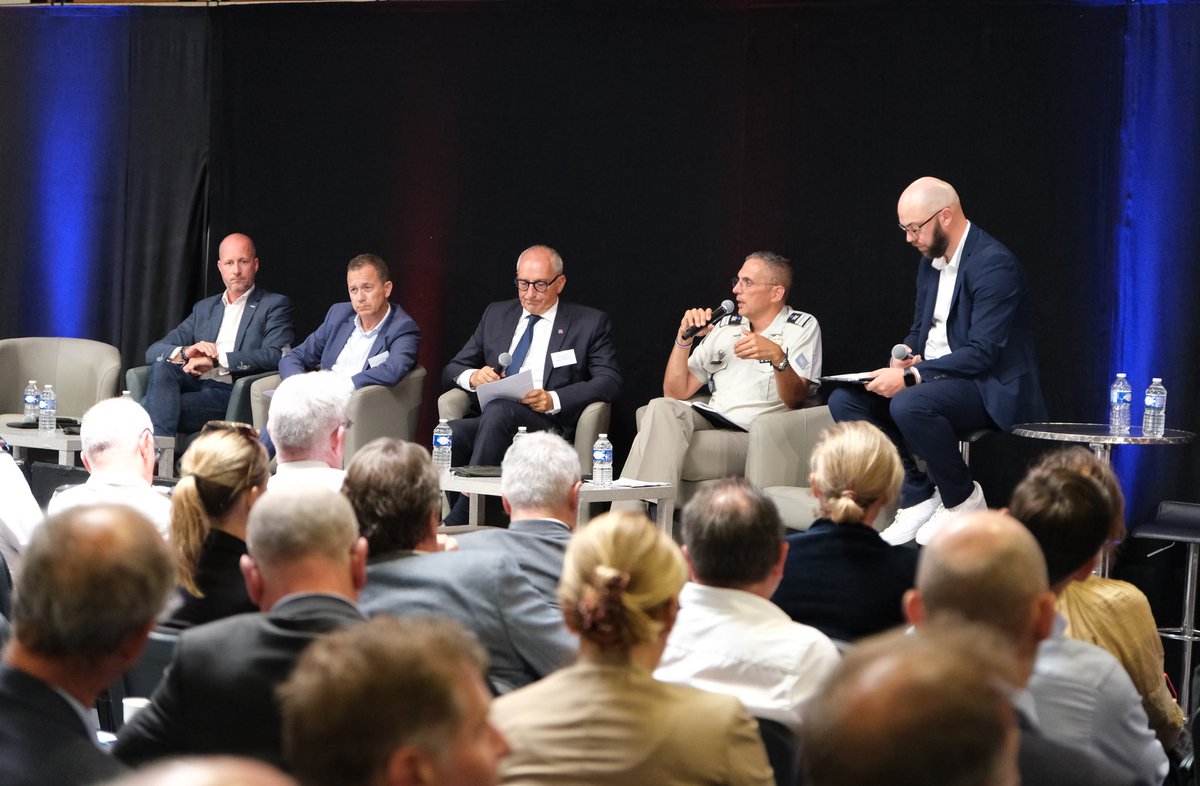 COM_ECIA's tweet image. Journée des armées à la foire de Châlons. Focus sur le lien fort avec les entreprises de Champagne-Ardenne et Grand-Est et signature de 25 conventions PROMILES. De la défense à l’entreprise, s’engager autrement ! @est_medef @uimmca @armeeszne @CEMA_FR