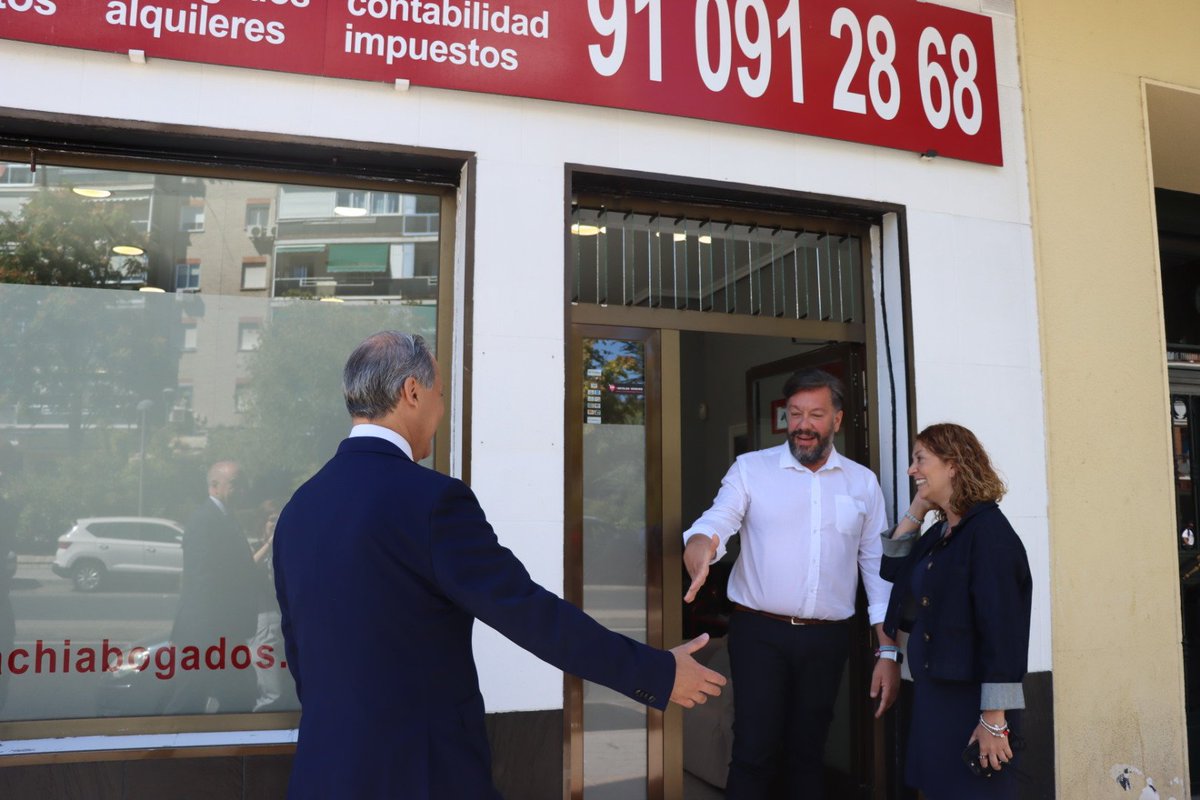 <a href="/EugenioRibon/">Eugenio Ribón</a> 📢Por último ha visitado un pequeño despacho de la localidad, <a href="/hachiabogados/">Hachi Abogados</a>, donde ha sido recibido por sus socios para intercambiar impresiones y escuchar las necesidades de la zona.