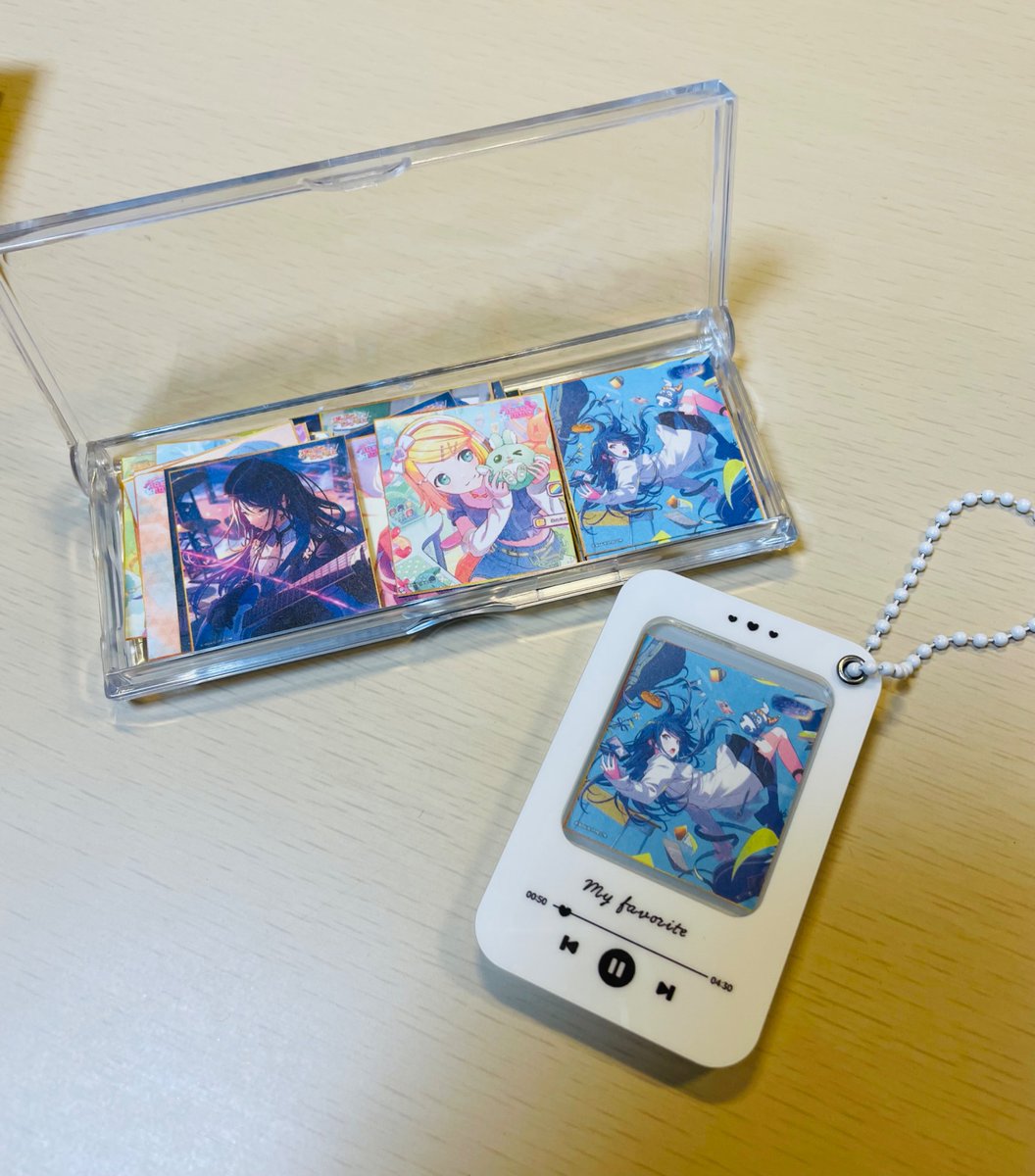 前にも流したけど、色紙のパッケージ切り抜いてCanDoのキーホルダーに入れれば楽しい気持ちになれます