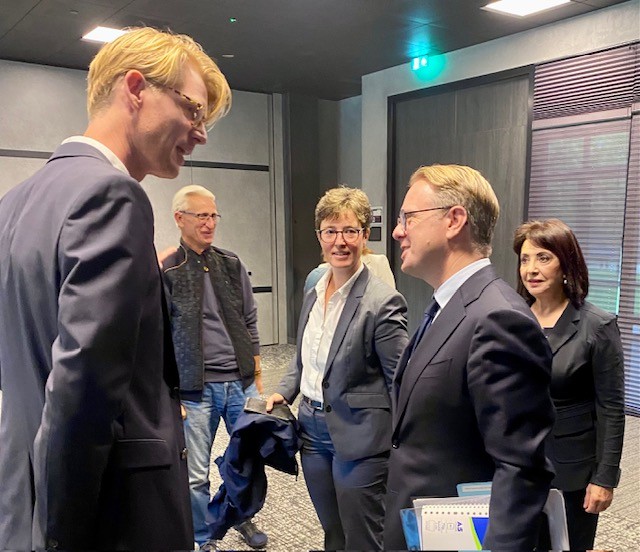 MRS-leden spreken minister Tieman over toekomst Schiphol maatschappelijkeraadschiphol.nl/nieuws/mrs-led…