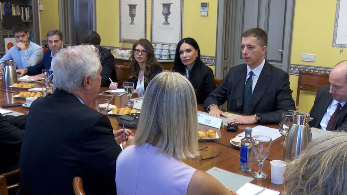 MFA Serbia (@mfaserbia) on Twitter photo Министар спољних послова Србије Марко Ђурић <a href="/markodjuric/">Марко Ђурић</a>, током званичне посете Шпанији, био је гост Краљевског института Елкано <a href="/rielcano/">Real Instituto Elcano</a> у Мадриду.
 
Уписавши се у Књигу уважених посетилаца, министар Ђурић је нагласио да му је част и привилегија да посети овај реномирани Министар спољних послова Србије Марко Ђурић <a href="/markodjuric/">Марко Ђурић</a>, током званичне посете Шпанији, био је гост Краљевског института Елкано <a href="/rielcano/">Real Instituto Elcano</a> у Мадриду.
 
Уписавши се у Књигу уважених посетилаца, министар Ђурић је нагласио да му је част и привилегија да посети овај реномирани