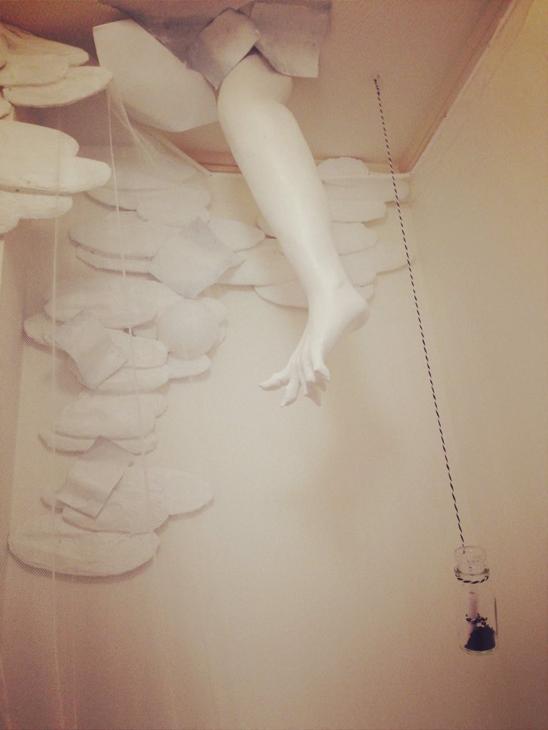 空間立体造形のRENSHIさんです。
私と同じ時期にRENSHIさんもギャラリー経営されてたのでギャラリー同期ですね。
RENSHIさんのギャラリーは空間の作り込みが圧倒的で、私もこれに刺激を受け 自身のギャラリーの空間作りも頑張ってました。