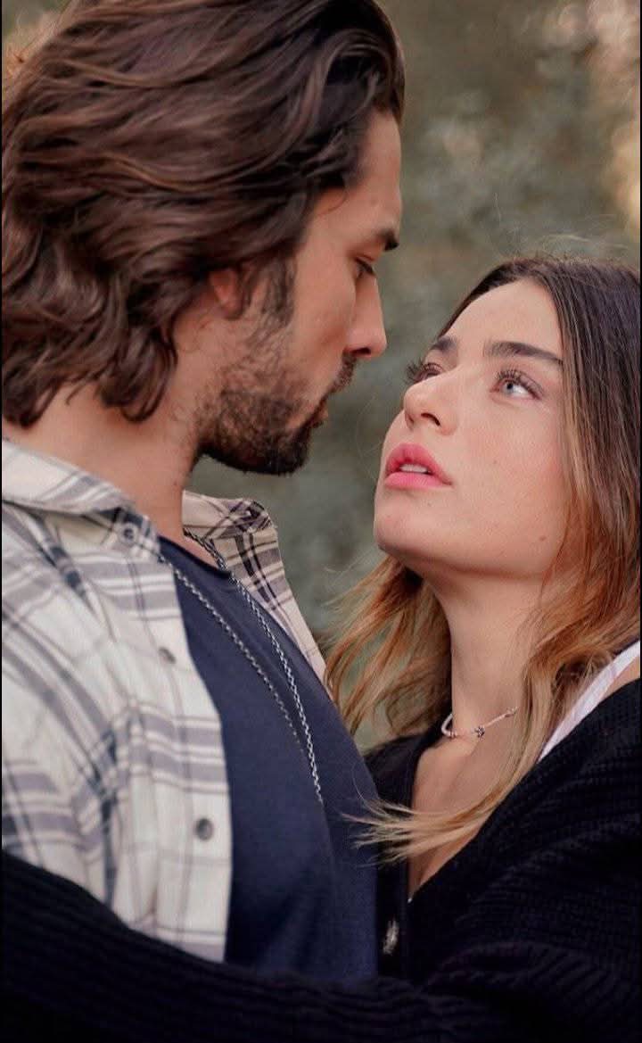 میری آنکھوں کی اصل روشنی تمہاری صورت ہے۔ جب تم سامنے نہیں ہوتے تو یوں لگتا ہے جیسے آنکھیں بےکار ہیں، کیونکہ ان کی سب سے بڑی چاہت اور خوشی تو صرف تمہیں دیکھنے میں ہے ❤️

Ｇｏｏｄ ＥＶＥＮＩＮＧ 🍭✨