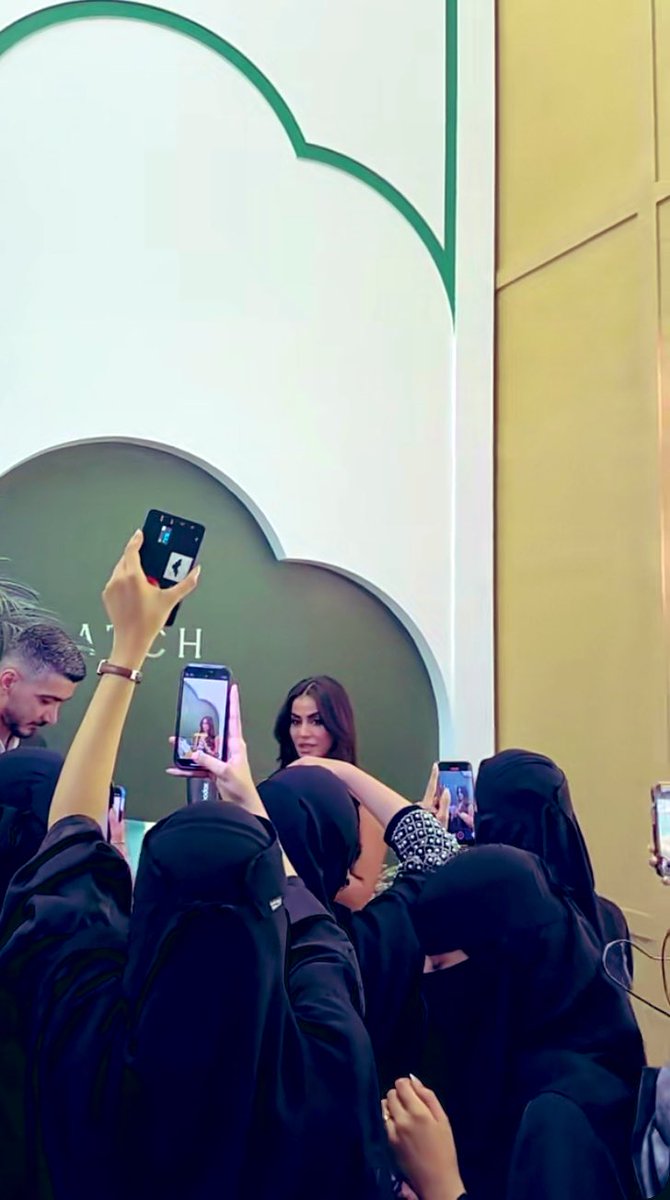 دايم تتكرر هالمناظر ليش كذا ، اشكالكم تفشششل تطاردونها ، يا البسي النقاب واحترميه ووقريه ياشيليه ولاحقي المشهورات بكيفك ، انا متاكده لو كاشفات احترمو هويتهم وماطاردوها بهالشكل المخززي !! انا منقبه واستفزني المنظر جداً !!