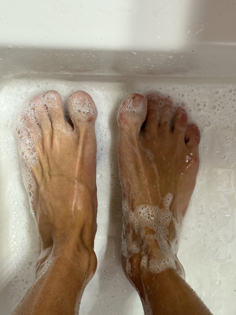 Master14398's tweet image. Soapy feet? #feet #malefeet #soap #feetfetısh #feetworshi̇p #foot #toes