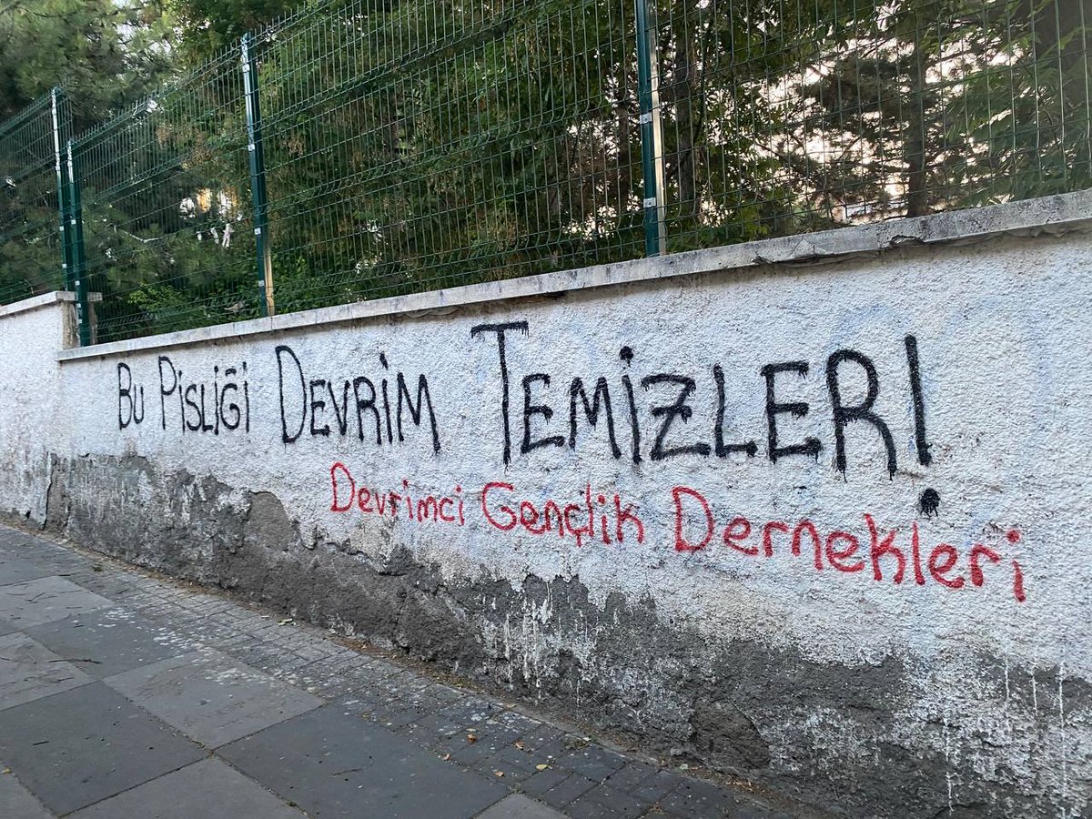 Yurdun dört bir yanında “Bu pisliği devrim temizler” sözümüzü yükseltiyoruz.

Bu düzen tepemize çökerken böyle yaşamak istemiyorsan sen de bize katıl!

#DevrimTemizler