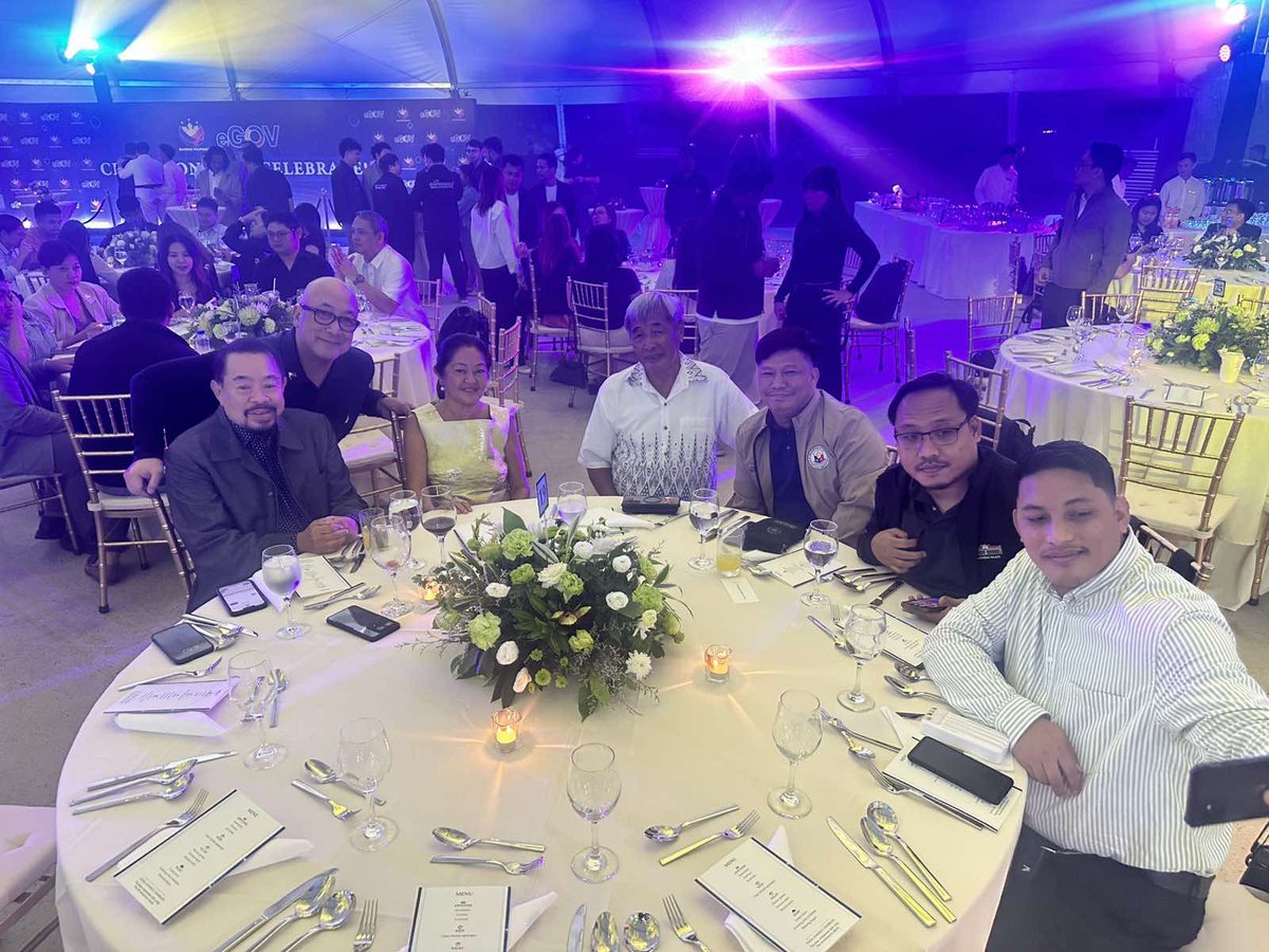 informedph2's tweet image. The First Lady joined our table - starstruck ng very light! 🤩 Happened today at the #EgovPH Click, Connect, Celebrate event in Intramuros.