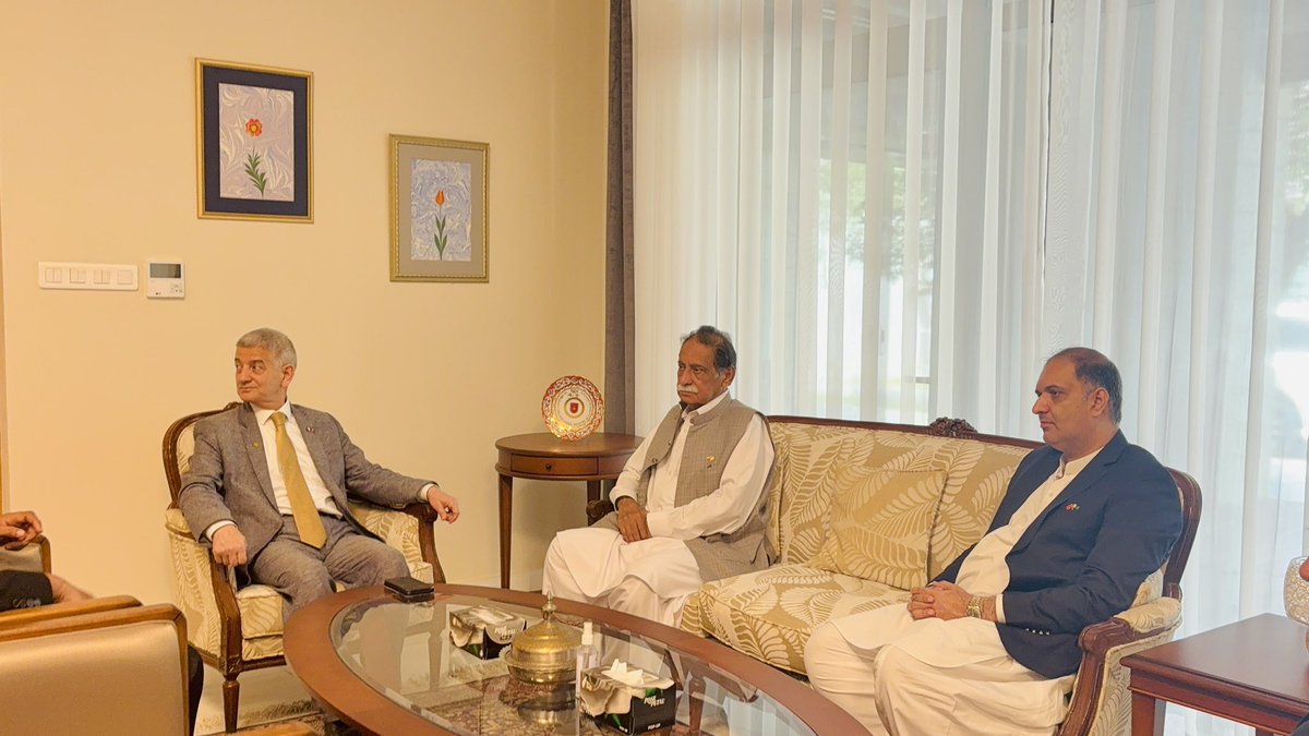 farooqj12977343's tweet image. Mir Jan Muhammad Khan Jamali Honorary Consul General of the Republic of Türkiye for Quetta paid a farewell call on Mr.Jamal Sangu, the outgoing CG of Türkiye, in Karachi