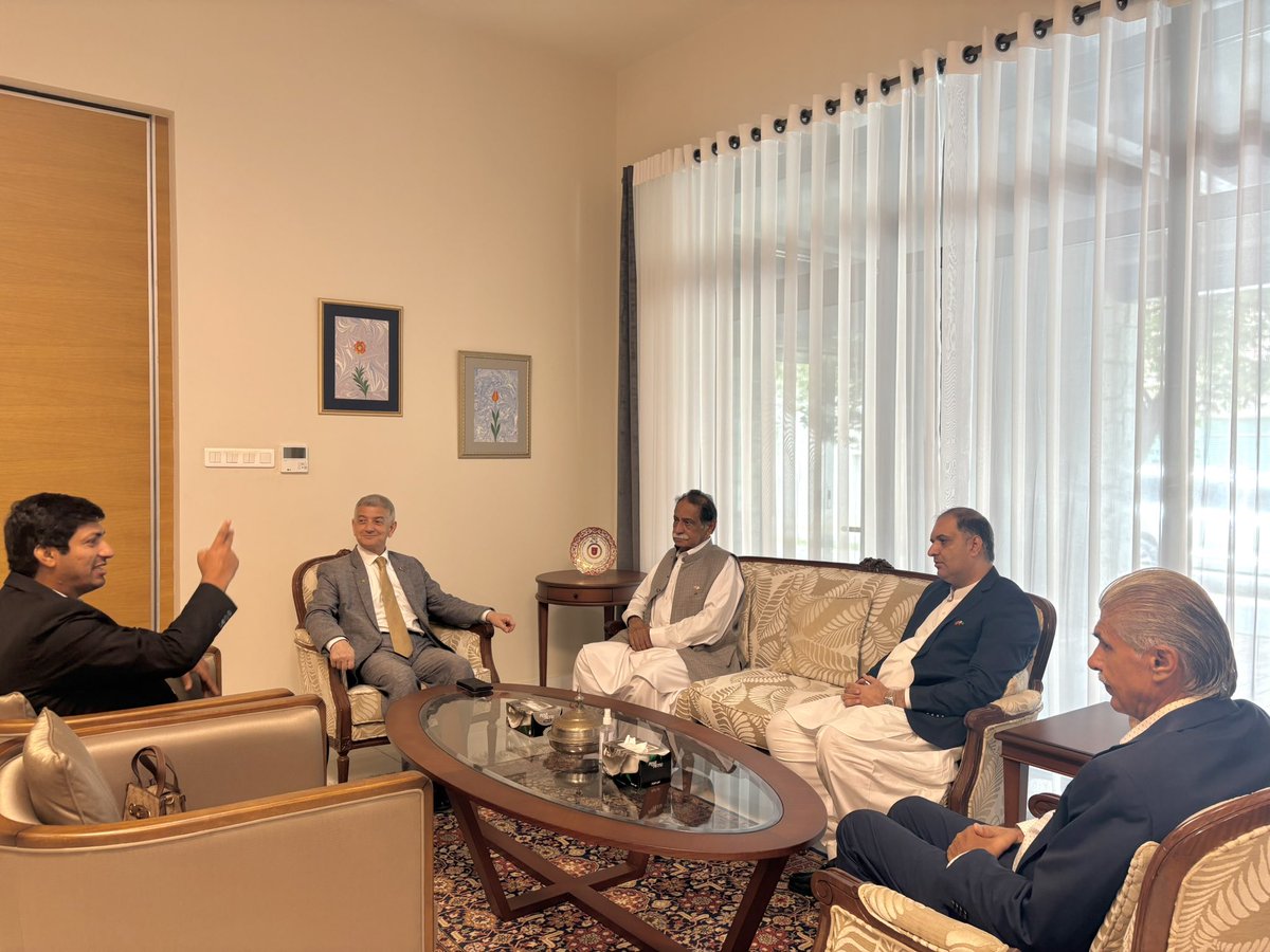 farooqj12977343's tweet image. Mir Jan Muhammad Khan Jamali Honorary Consul General of the Republic of Türkiye for Quetta paid a farewell call on Mr.Jamal Sangu, the outgoing CG of Türkiye, in Karachi