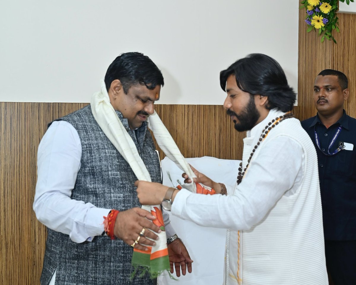 Gajendra Yadav (@gajendraydvbjp) on Twitter photo नवा रायपुर स्थित महानदी भवन में माननीय केबिनेट मंत्री श्री गुरु खुशवंत साहेब जी से उनके कार्यालय में भेंट कर पदभार ग्रहण करने पर नवीन दायित्व के लिए हार्दिक शुभकामनाएँ दीं।
<a href="/Khushwantguru/">Guru Khushwant Saheb</a> नवा रायपुर स्थित महानदी भवन में माननीय केबिनेट मंत्री श्री गुरु खुशवंत साहेब जी से उनके कार्यालय में भेंट कर पदभार ग्रहण करने पर नवीन दायित्व के लिए हार्दिक शुभकामनाएँ दीं।
<a href="/Khushwantguru/">Guru Khushwant Saheb</a>