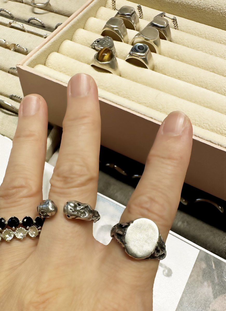 今回の渡韓で
グクとソンミンス指輪を
(sevenでつけてた)
どこかで無くしてしまって😭
また買いにお店へ
値段みてびっくり❗️😱
そこそこ良いお値段したのに
どこに無くしたのかー😭
でも結局は買いました
お店の方が実際ジョングクがつけてた指輪見せてくれた
(BBAの手失礼💦)
グク意外と指細いのね