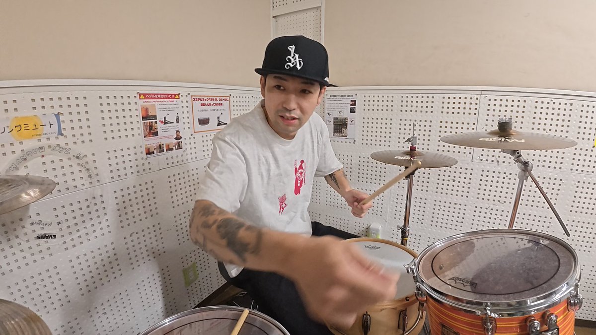 BarikanOfficial's tweet photo. BOTTOSチャンネルの新しい動画アップしました！

久しぶりにBARIKANメンバー全員揃ってのスタジオへ🪇

https://t.co/4tpG4aPf1H https://t.co/YbDfXn8P0B