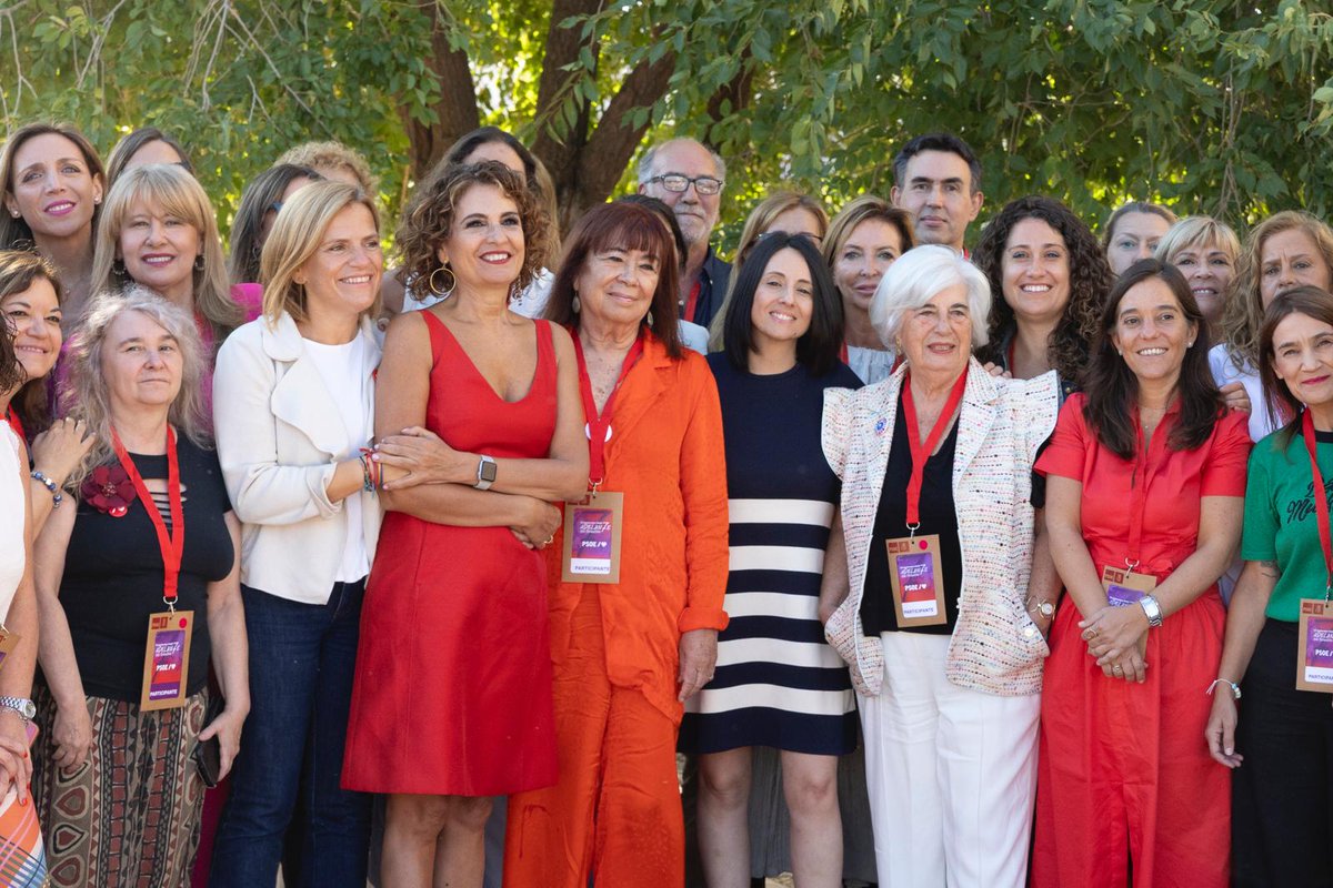 🌹Importa cuántas mujeres seamos e importa a dónde llegamos. Porque no solo queremos estar: queremos decidir.

Queremos desarrollar liderazgos femeninos y feministas que incorporen la perspectiva de género y nuestras experiencias. Liderazgos en los que las niñas se puedan mirar.