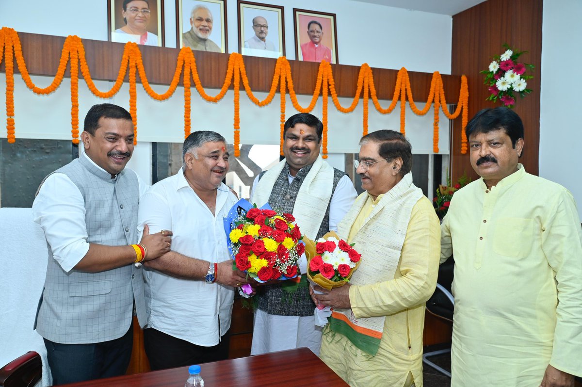Gajendra Yadav (@gajendraydvbjp) on Twitter photo नवा रायपुर स्थित महानदी भवन में माननीय कैबिनेट मंत्री श्री राजेश अग्रवाल जी से उनके कार्यालय में भेंट कर पदभार ग्रहण करने पर नवीन दायित्व हेतु हार्दिक शुभकामनाएँ प्रेषित कीं।
इस दौरान कैबिनेट मंत्री श्री <a href="/DayalDasBaghel/">Dayaldas Baghel</a> जी से सौहार्द्रपूर्ण मुलाक़ात की। नवा रायपुर स्थित महानदी भवन में माननीय कैबिनेट मंत्री श्री राजेश अग्रवाल जी से उनके कार्यालय में भेंट कर पदभार ग्रहण करने पर नवीन दायित्व हेतु हार्दिक शुभकामनाएँ प्रेषित कीं।
इस दौरान कैबिनेट मंत्री श्री <a href="/DayalDasBaghel/">Dayaldas Baghel</a> जी से सौहार्द्रपूर्ण मुलाक़ात की।
